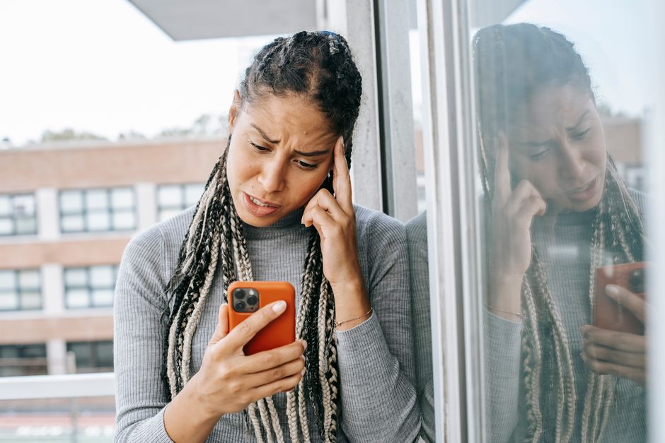 Persona mirando un móvil sin cobertura