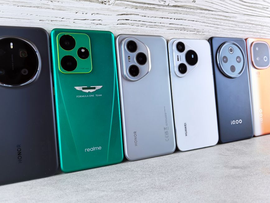 Ein Android-Smartphone neben seinem geöffneten SIM-Kartenfach