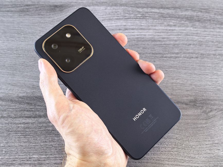 Main tenant un smartphone Android, tiroir SIM ouvert