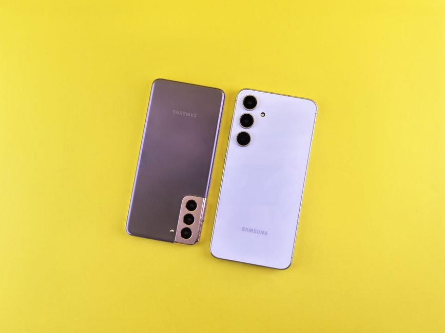 Zwei Samsung-Galaxy-Smartphones nebeneinander auf gelbem Hintergrund