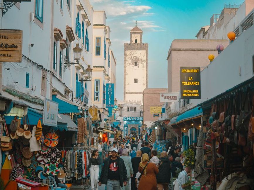 Una animada calle comercial en una medina marroquí