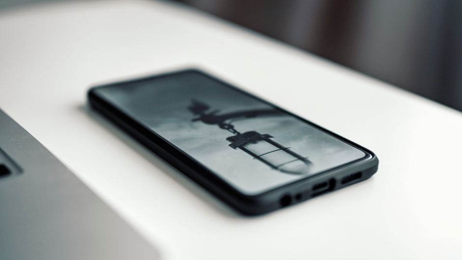 Mano sosteniendo un móvil Android con los ajustes de redes móviles abiertos