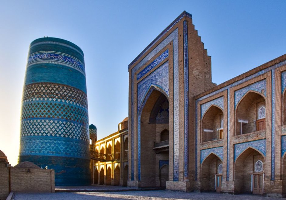 Minarett Kalta Minor und Medrese in der Altstadt von Chiwa, Usbekistan