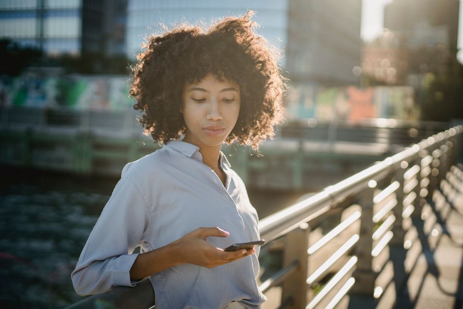 Main tenant un smartphone Android ouvert sur les réglages SIM